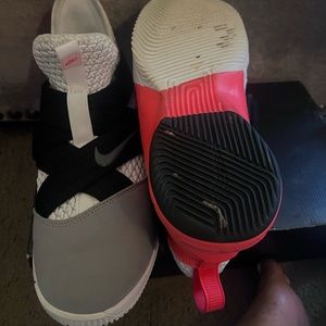 Used Labron NIKE TENNIS  SHOE.. wore a few times .. size 6Y OR BIG KIDS